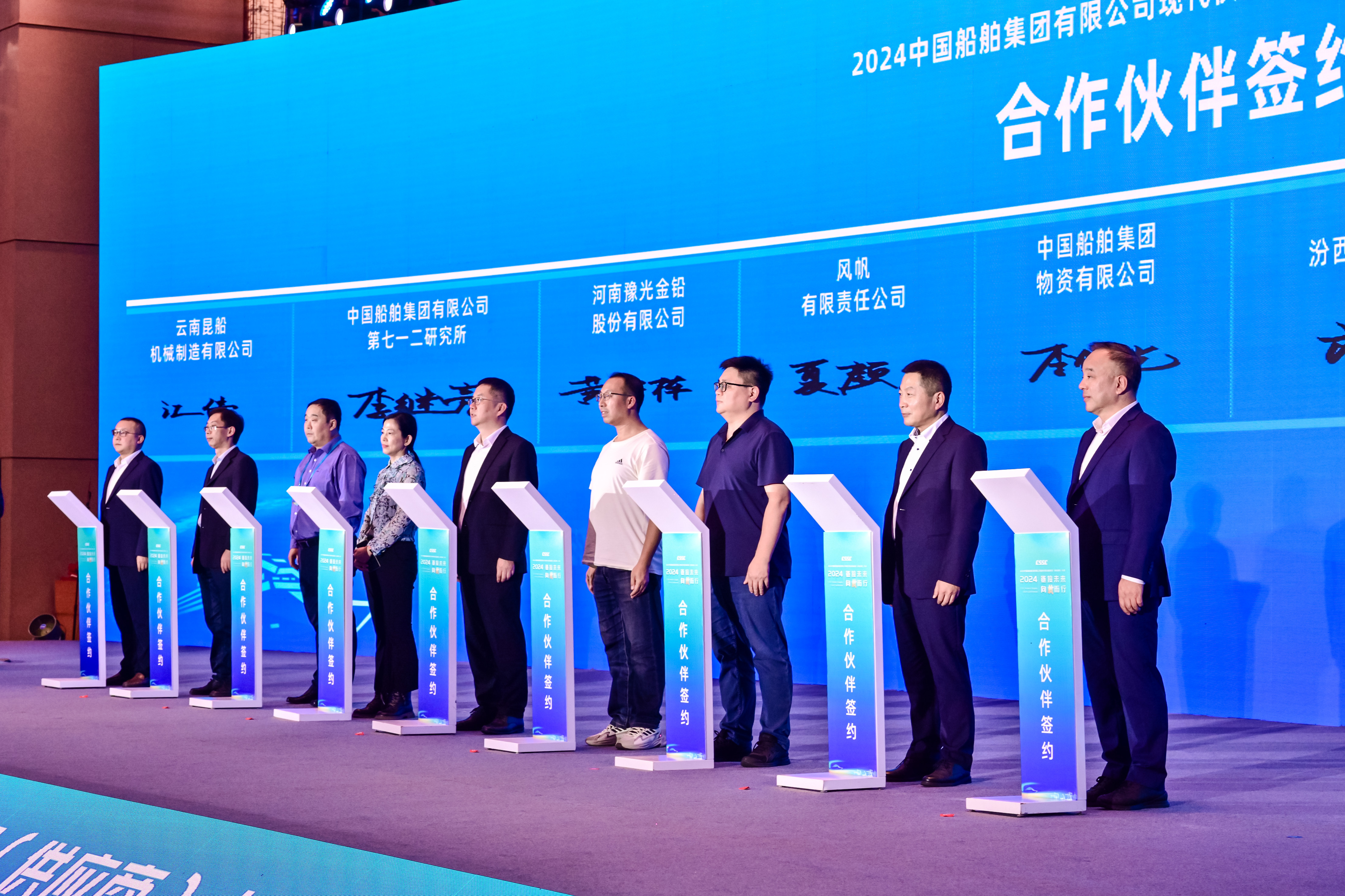威海拓展签约(卢)侧面.png